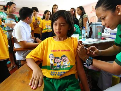 Estudiantes de primaria son vacunados contra el dengue por trabajadores del Ministerio de Salud de Filipinas el pasado abril.