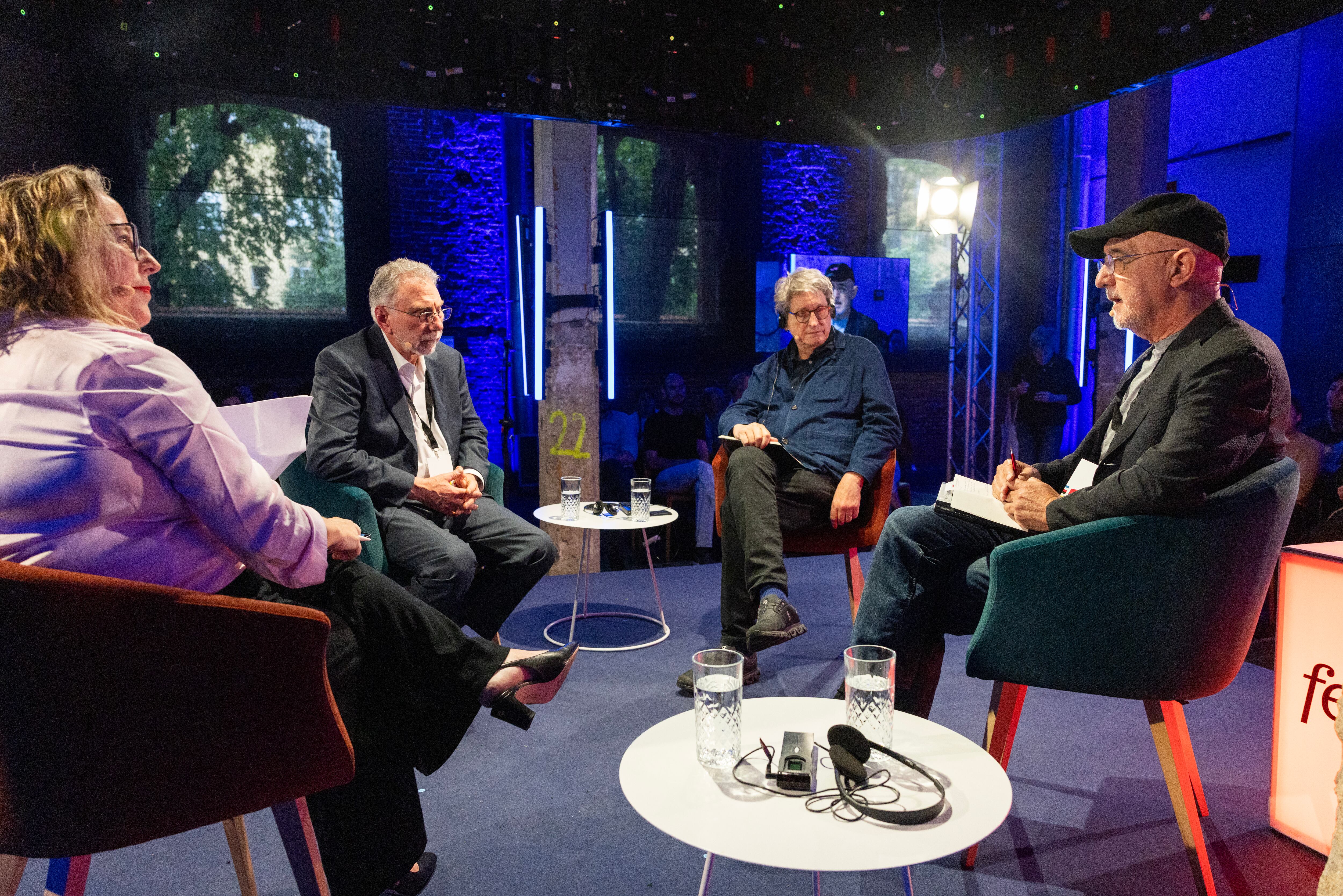 Alan Rusbridger, exdirector de The Guardian, y Martin Baron, exdirector de The Washington Post y The Boston Globe, conversan con Daniel Innerarity sobre los riesgos que la vigilancia masiva de los Estados y las grandes tecnológicas plantea para la privacidad y la democracia, con la participación de Patricia Fernández de Lis.