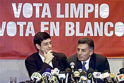 Álvaro Vargas Llosa (a la derecha) y Jaime Bayly piden ayer el voto en blanco en las elecciones peruanas.