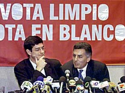 Álvaro Vargas Llosa (a la derecha) y Jaime Bayly piden ayer el voto en blanco en las elecciones peruanas.