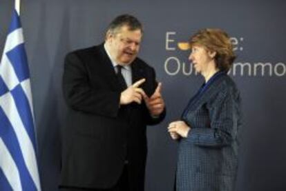 El vicepresidente y ministro de Exteriores griego, Evangelos Venizelos (izquierda), conversa con la jefa de la diplomacia europea, Catherine Ashton.