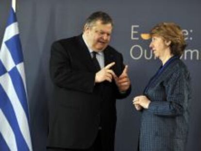 El vicepresidente y ministro de Exteriores griego, Evangelos Venizelos (izquierda), conversa con la jefa de la diplomacia europea, Catherine Ashton.