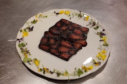 Terrina de salmón ahumado en la cocina de Le Bistroman Atelier con salsa raifort.