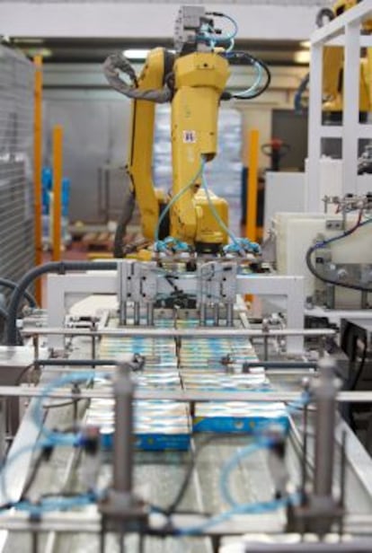 Las conservas son envasadas por máquinas robotizadas.