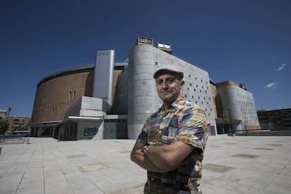 Pepe Viyuela, actor y miembro del Consejo Ciudadano de Podemos, frente al Palacio de Vistalegre.