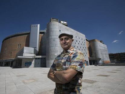 Pepe Viyuela, actor y miembro del Consejo Ciudadano de Podemos, frente al Palacio de Vistalegre.