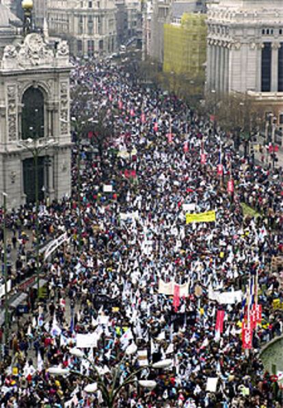 Una multitud, con banderas de Galicia manchadas de chapapote, toma el centro de Madrid.