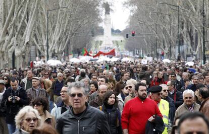 Cientos de manifestantes han salido a las calles para expresar su disconformidad con la actitud del gobierno luso.