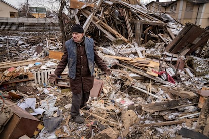 Un hombre busca sus pertenencias en lo que fuera su barrio en Zhytomyr, Ucrania. 2022