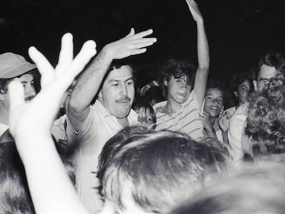 Pablo Escobar en la inauguración de la iluminación en una cancha de su barrio en Medellin en el año 1983.