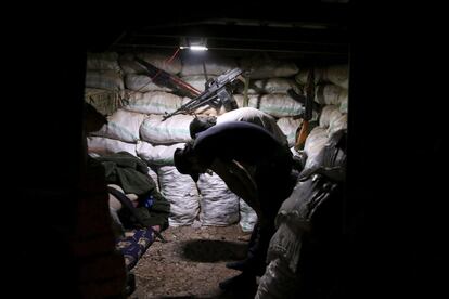 Combatientes del Ejército Libre sirio oran antes de Iftar, comida nocturna con la que se rompe el ayuno diario durante el mes musulmán del Ramadán, en la provincia de Daraa, Siria.