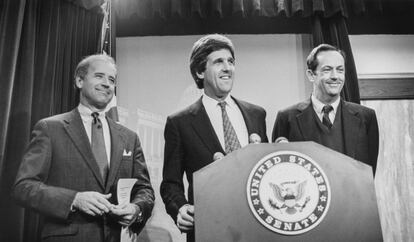 Da esquerda para a direita, os senadores Joe Biden, John Kerry e Bill Bradley, em uma conferência de imprensa sobre o financiamento público para a campanha eleitoral general, em 9 de abril de 1990.