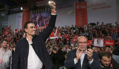 Pedro S&aacute;nchez, junto a Manuel Robles, alcalde de Fuenlabrada, en el mitin de cierre de la campa&ntilde;a del 20-D.