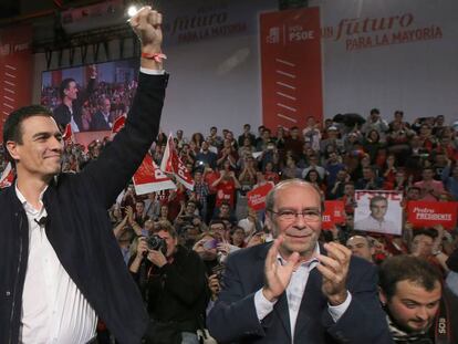 Pedro S&aacute;nchez, junto a Manuel Robles, alcalde de Fuenlabrada, en el mitin de cierre de la campa&ntilde;a del 20-D.