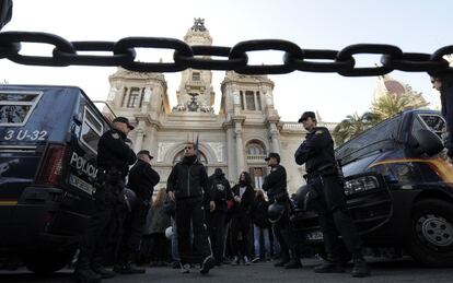 Presencia policial, en las cercanías del Instituto Lluís Vives de Valencia, durante la manifestación.