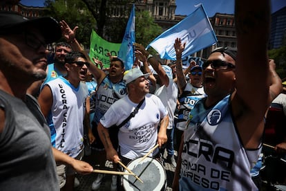 Miles de personas convocadas por sindicatos y diferentes organizaciones se han concentrado para protestar este miércoles frente al Palacio de Justicia en Buenos Aires.