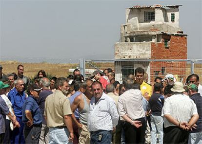 Vecinos de Alcorcón impiden la demolición de construcciones ilegales que levantaron hace años en un lugar conocido como camino del Carrolomillo.