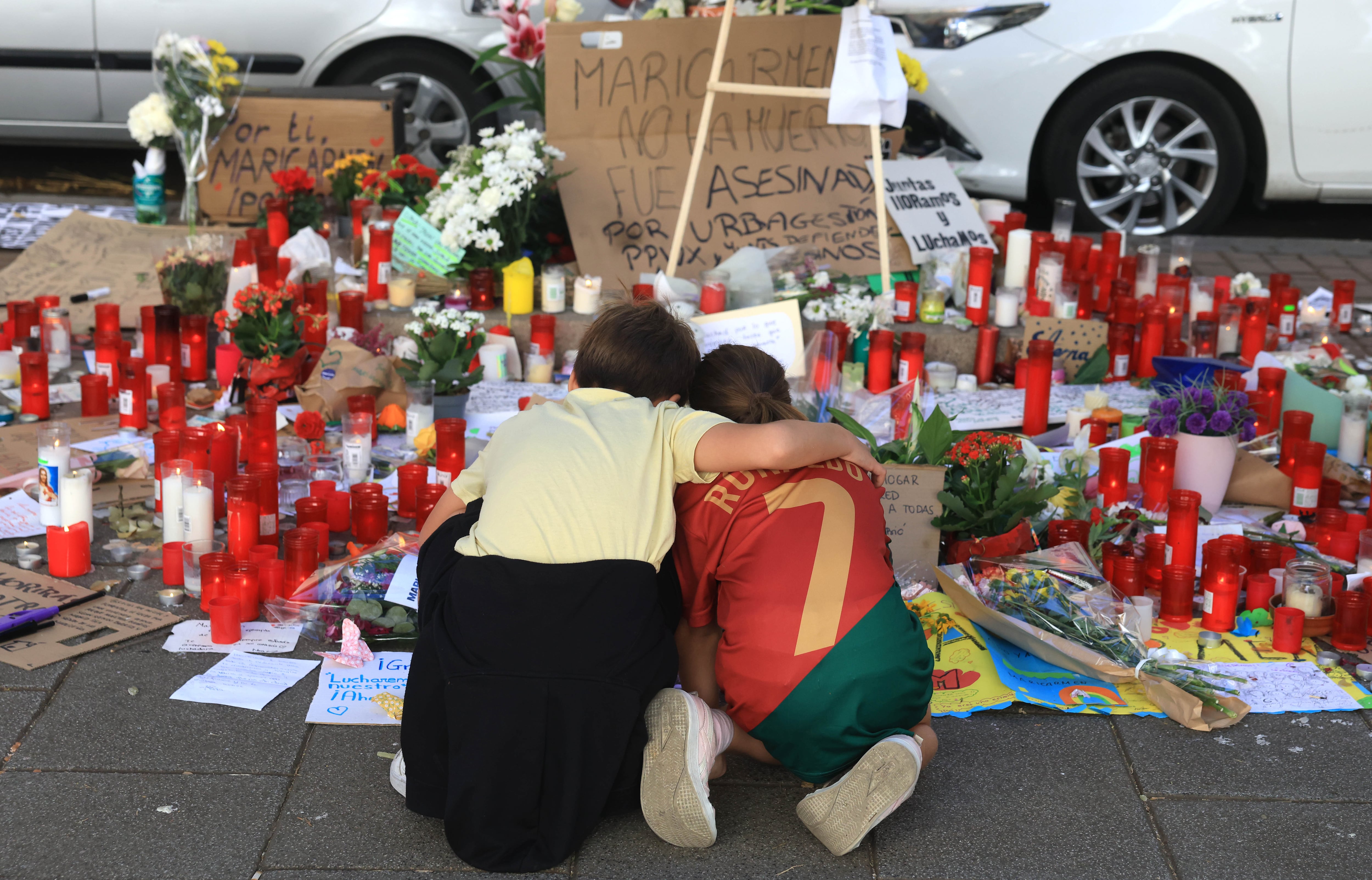 Velas y mensajes en memoria de Maricarmen frente a la que fue su casa en la calle Alcalde Sainz de Baranda en Madrid.