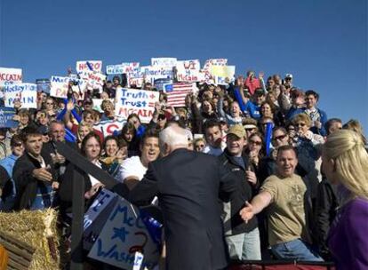 John McCain saluda a simpatizantes republicanos durante un mitin en Mosinee, Wisconsin.