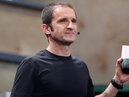 Mario Queiroz, vicepresidente de producto de Google, muestra el altavoz inteligente de la compa&ntilde;&iacute;a.