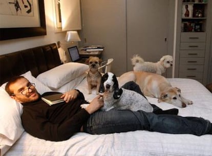 El actor Luis Merlo, fotografiado el miércoles en su casa, con parte de su familia.