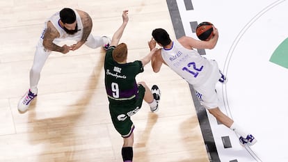 Carlos Alocén, ante Alberto Díaz en el Unicaja-Madrid del 13 de febrero de 2022, partido en el que se lesionó.