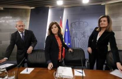 La vicepresidenta del Gobierno, Soraya Sáenz de Santamaría (c), y los ministros de Educación, Cultura y Deporte, José Ignacio Wert, y Empleo, Fátima Báñez, hoy, tras la reunión del Consejo de Ministros, en Madrid.