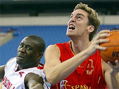 Gasol, a punto de lanzar a canasta ante el acoso del angoleño Victoriano.