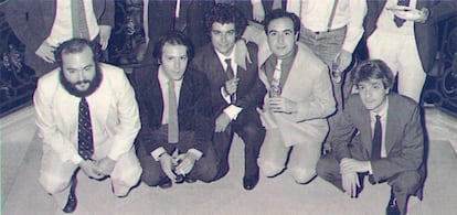 De izquierda a derecha, Javier Gómez Navarro, Javier Marías, Rafael Zarza, Vicente Molina Foix y Michi Panero, en la boda de Zarza.