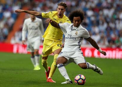 Marcelo y Castillejo disputan el balón.