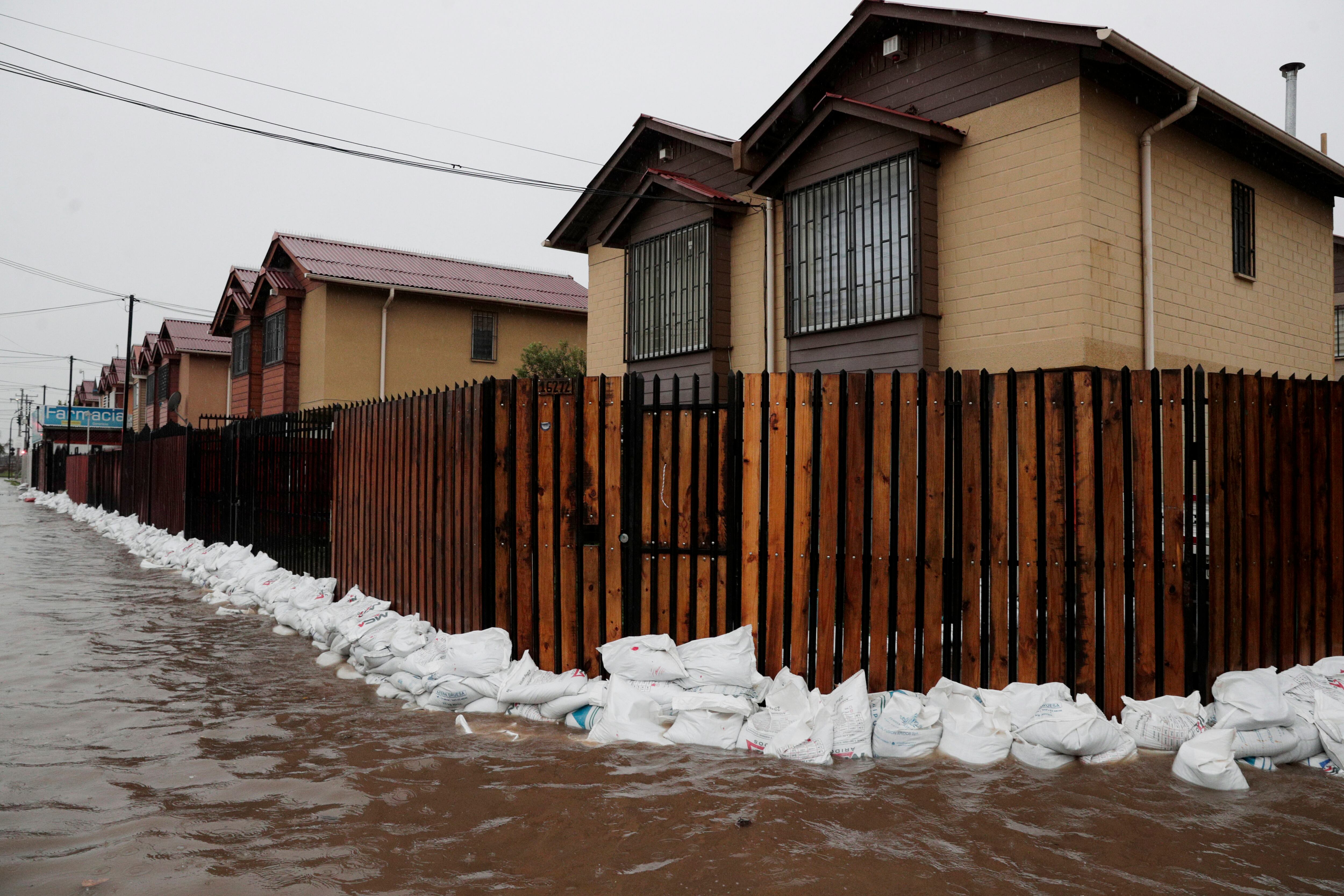 Sacos de arena colocados para evitar la inundación de un grupo de casas en Santiago (Chile).