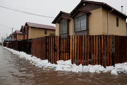 Sacos de arena colocados para evitar la inundación de un grupo de casas en Santiago (Chile).