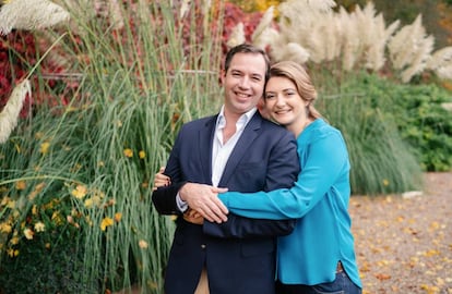 Guillermo y Estefanía de Luxemburgo, en la fotografía oficial que han elegido para comunicar su embarazo.