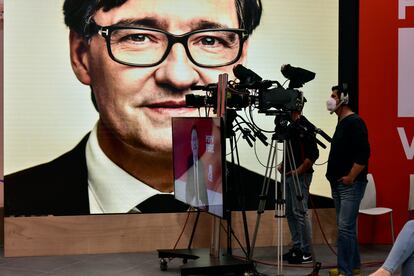 El candidato del PSC a la presidencia de la Generalitat, Salvador Illa, mantiene un diálogo telemático con el presidente valenciano, Ximo Puig, en Barcelona el 3 de febrero de 2021.