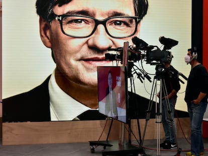 El candidato del PSC a la presidencia de la Generalitat, Salvador Illa, mantiene un diálogo telemático con el presidente valenciano, Ximo Puig, en Barcelona el 3 de febrero de 2021.