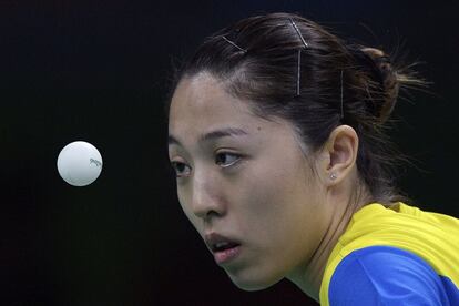 Yu Mengyu (Singapur) fija su mirada en la pelota durante la clasificación femenina de tenis de mesa, en los Juegos Olímpicos de Río 2016.