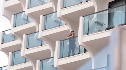 Una turista en la terraza de un hotel abierto en la playa de Palma.