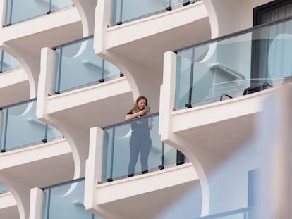 Una mujer consulta su móvil en la terraza de un hotel de Palma.