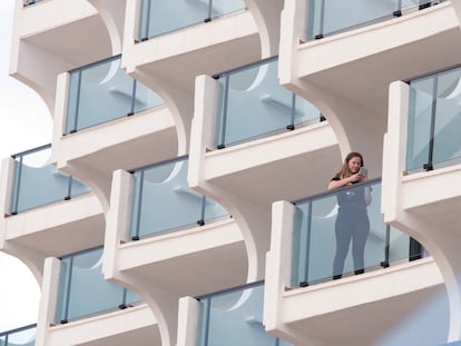 Una turista en la terraza de un hotel abierto en la playa de Palma.