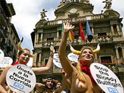 Miembros del colectivo PETA en su protesta en Pamplona.