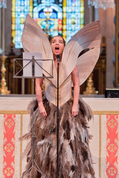 Uno de sus looks más emotivos, el que lució durante su presentación de Gloomy Sunday en el funeral de McQueen. El espectacular vestido, un diseño del modisto, está confeccionado con plumas de avestruz y alas de madera.