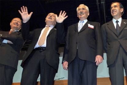 El máximo ejecutivo de Arcelor, Guy Dolle, segundo por la izquierda, junto al presidente, Joseph Kinsch, a su izquierda.