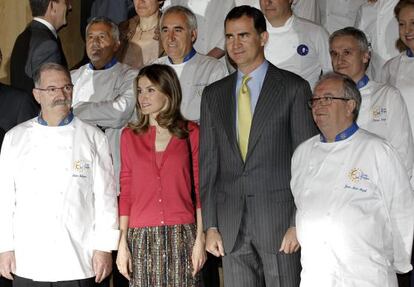 Los príncipes de Asturias, en la inauguración oficial de la asamblea de Euro-Toques, flanqueados por los cocineros Pedro Subijana (izquierda) y Juan Mari Arzak.