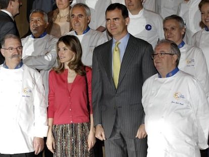 Los pr&iacute;ncipes de Asturias, en la inauguraci&oacute;n oficial de la asamblea de Euro-Toques, flanqueados por los cocineros Pedro Subijana (izquierda) y Juan Mari Arzak.