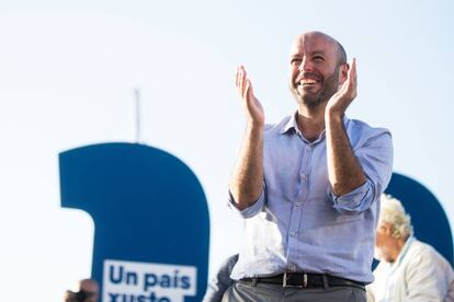 Lu&iacute;s Villares, candidato de En Marea, ayer en un mitin en Vigo.