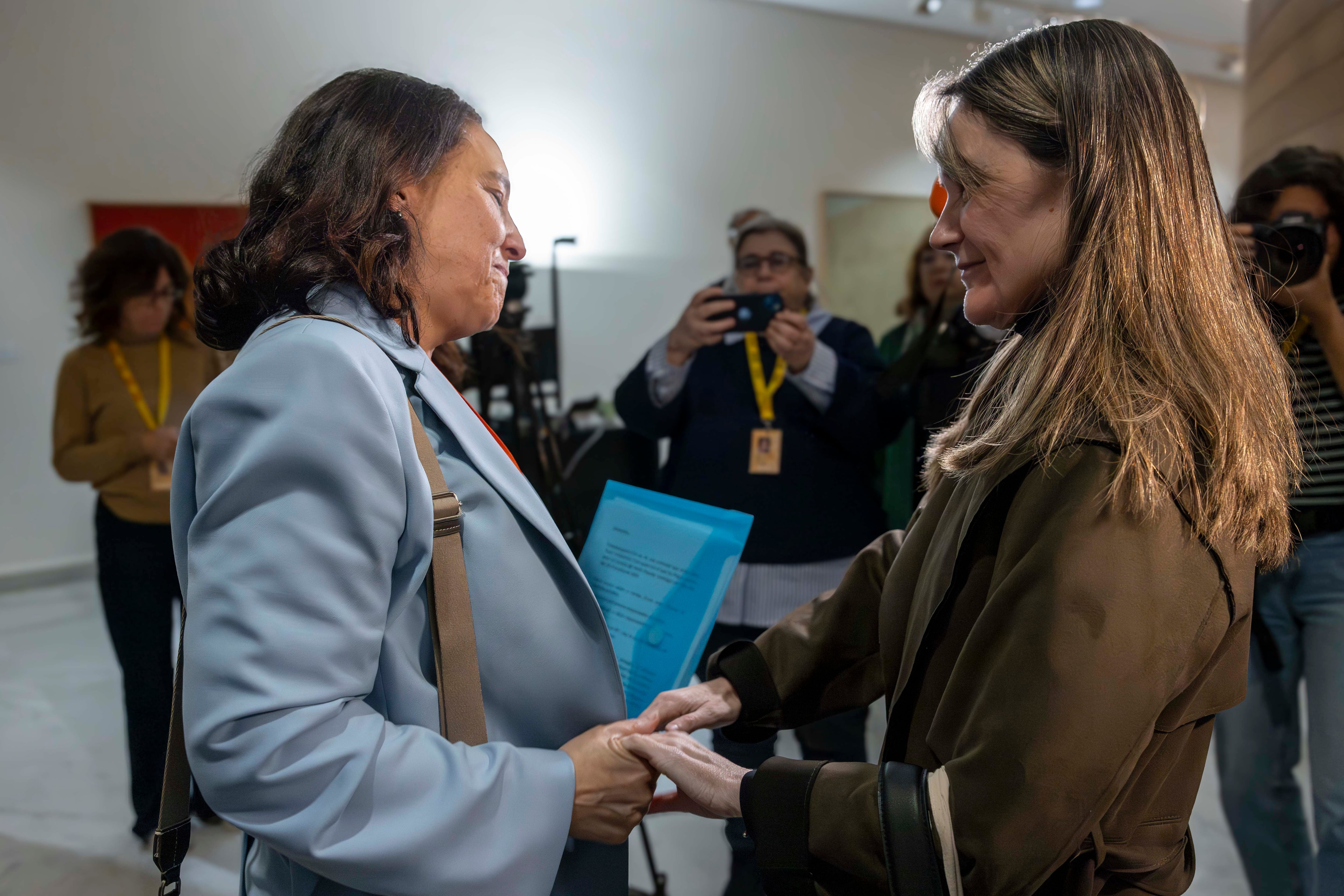 Las presidentas de Asociación de Víctimas Mortales de la Dana, Rosa Álvarez (i), y de la Associació de Víctimes de la Dana, Mariló Gradolí (d), se abrazan al finalizar la comparecencia de la primera en la comisión de investigación sobre de la dana de Les Corts Valencianes.