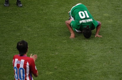  Ronaldinho besa el césped del estadio Vicente Calderón.