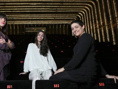 De izquierda a derecha, las programadoras Elisabet Garc&iacute;a y Claudia Gonz&aacute;lez, y Yolanda Pividal, coordinadora de Cineteca.