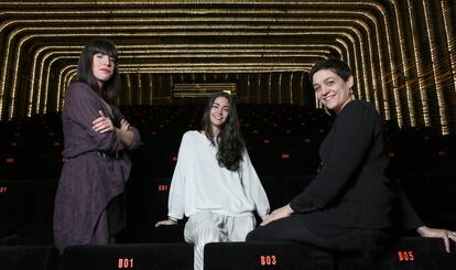De izquierda a derecha, las programadoras Elisabet Garc&iacute;a y Claudia Gonz&aacute;lez, y Yolanda Pividal, coordinadora de Cineteca.