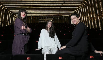 De izquierda a derecha, las programadoras Elisabet García y Claudia González, y Yolanda Pividal, coordinadora de Cineteca.